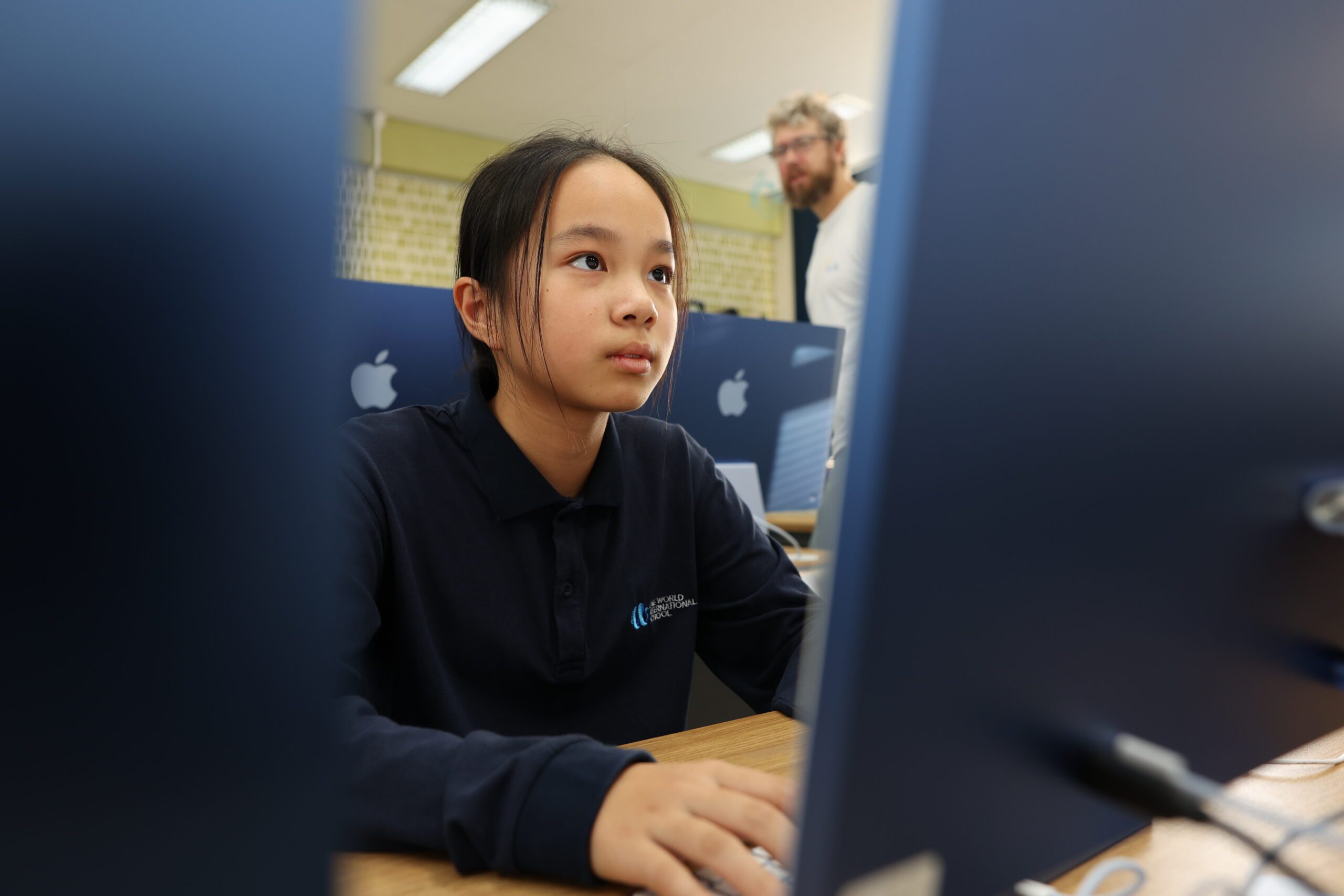 OWIS Osaka Student uses an Apple PC in the computer lab to learn digital literacy in IT class